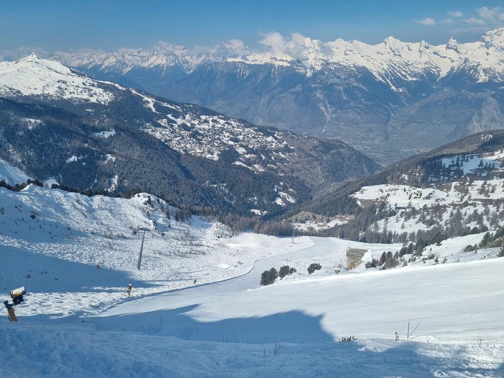 Plan du Fou schwarze Piste ist ja manchmal eine Lotterie, aber nicht heute.<br />Nahezu Perfekte Bedingungen, maximal im mittleren Teil einige wenige Schläge.<br />Und erkennbar eine Privatpiste, und das um 10:30