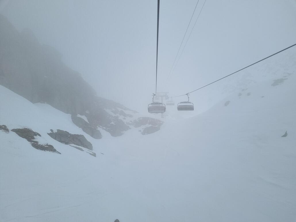 Um 15 Uhr zogen dann oben Wolken rein, was ich als gutes Zeichen sah, nicht bis zum letzten Lift zu fahren.
