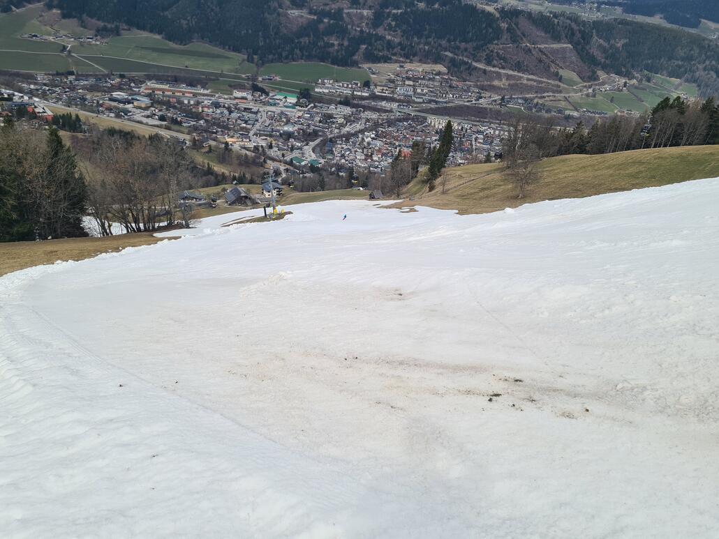 Schwarze Abfahrt zur Planai-West Mittelstation. Die löst sich schön langsam auf.