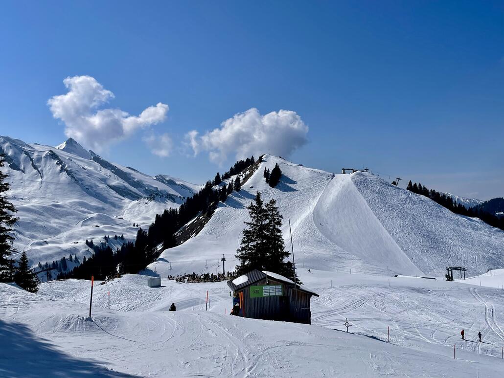 Auf der Klewen würde es locker bis Ostern reichen, Stockhütte hat zu wenig Schnee jnd über den Wanderweg haben wir uns nicht getraut.