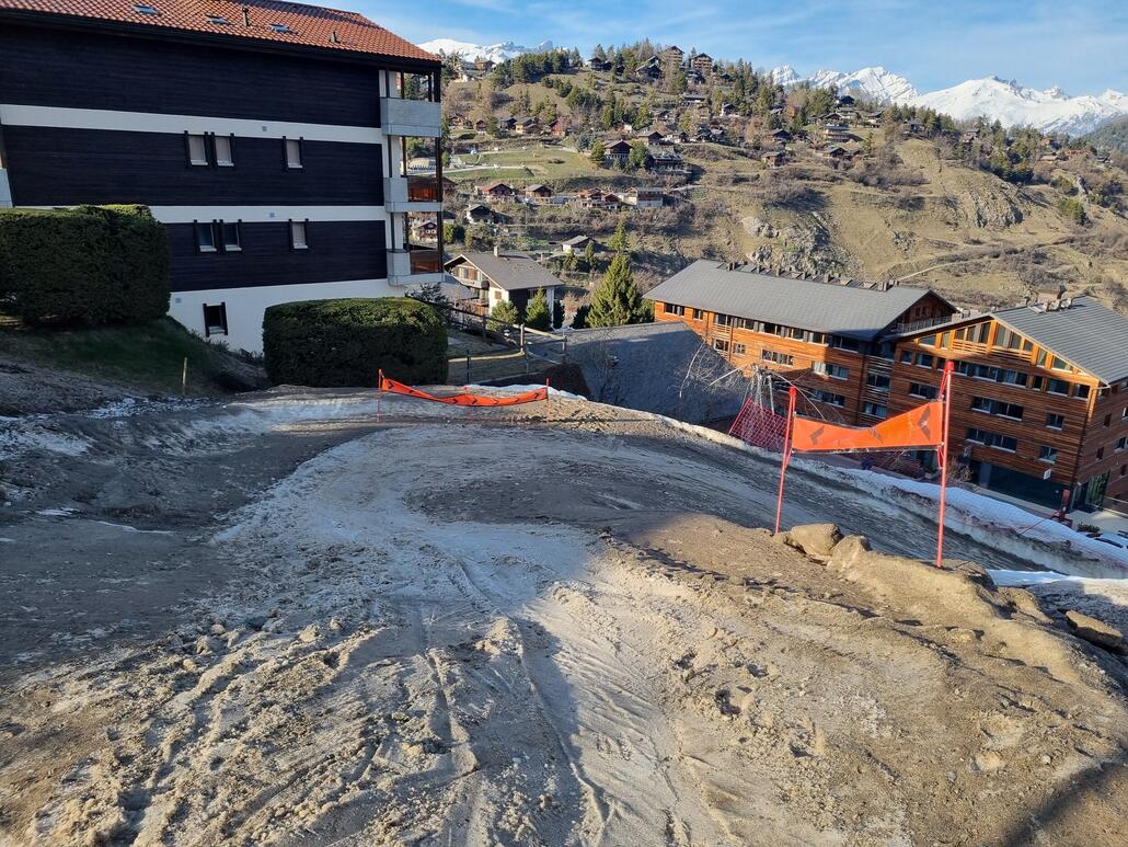 Letztes Stück der Talabfahrt heute arg braun, da schieben sie sonst regelmässig Schnee nach.<br />Ging aber ohne grossen Kratzer durch