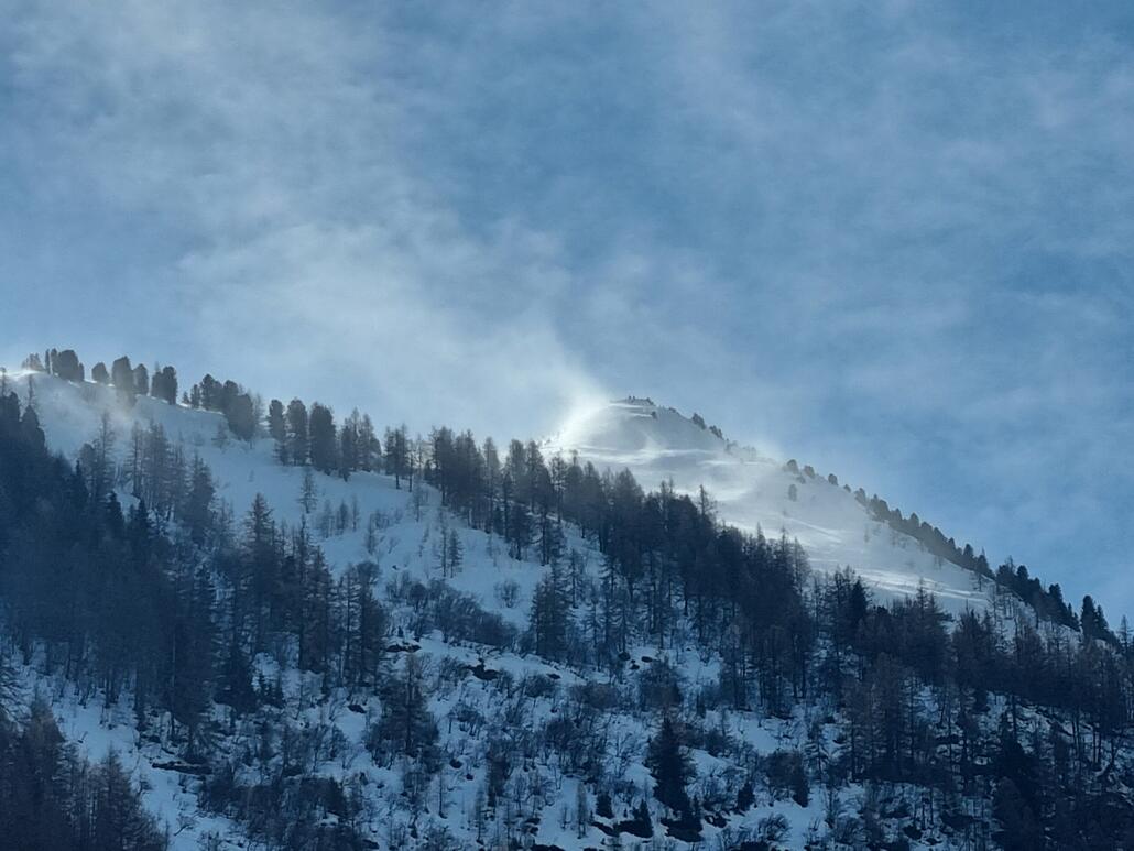 Ich machte daher sehr früh Schluss und konnte oben die Sturmfahnen am Berg sehen.