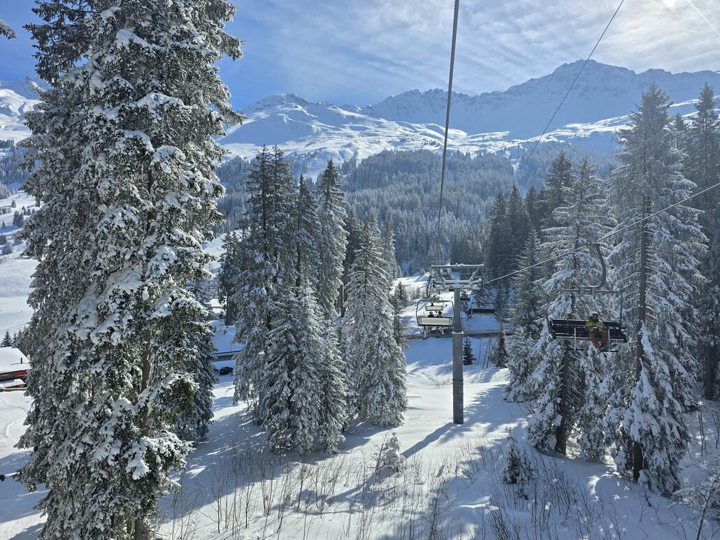 Traumhafte landschaft auf dem (elend langsamen) Verbindungssessel.