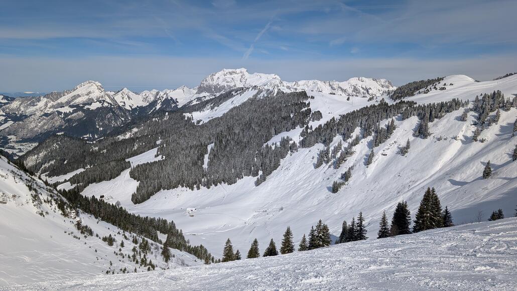 Weiter geht es über die schwarze Piste, die hier eine Skiroute ist zum Petit Chatel Sessel