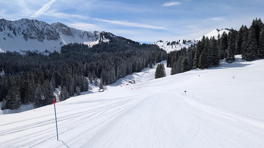 Zurück in Richtung Chalet Neuf. Bei dem Doppelschlepplift hinten ist es zum ersten Mal etwas voller, es ist aber auch nur einer von zwei geöffnet.