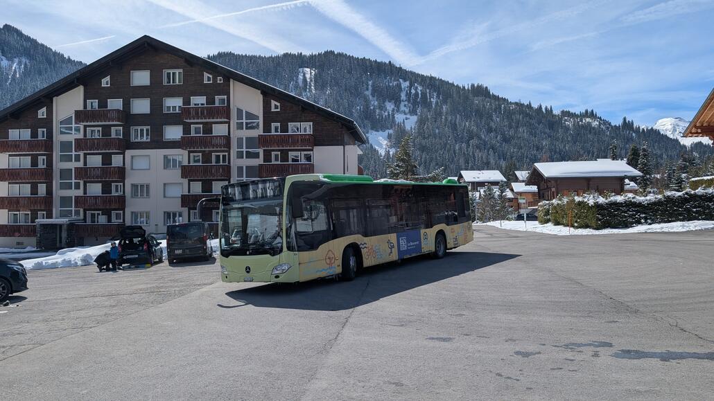 Glück gehabt, 2 Minuten nach Ankunft kommt der kostenlose Shuttle Bus zur Gondelbahn in Morgins!
