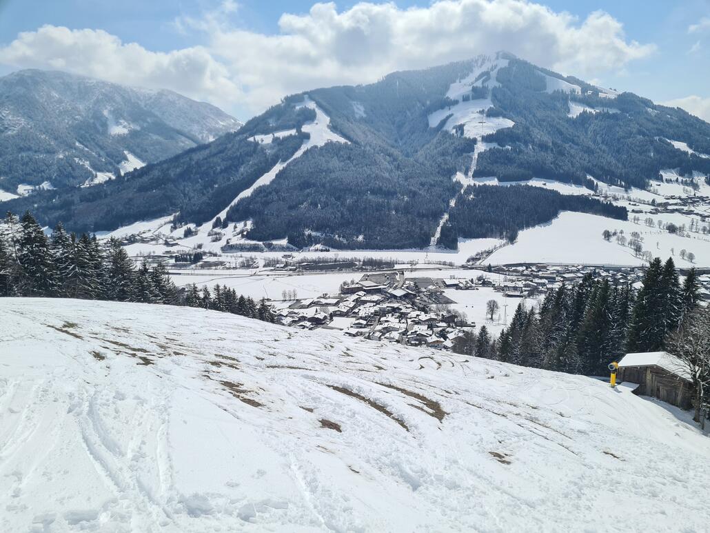 Zum Abschluss die gesperrte Talabfahrt nach Brixen. War um 12 Mittags an ein paar neuralgischen Stellen schon ziemlich Schneefrei. Ging gerade noch ohne abschnallen.