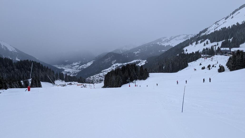 Wieder zurück auf Super Chatel. Und unglaublich, die Pisten sind fast immer noch perfekt wie heute morgen, es macht richtig Laune nochmal zum Schluss! Heute eine klare 9/10, Abzug nur durch nachmittags schlechte Sicht.