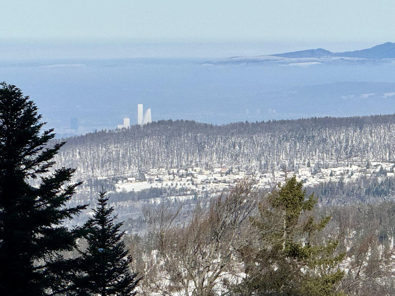 Basel, hinten rechts der Schwarzwald (da könnte man auch noch skifahren).