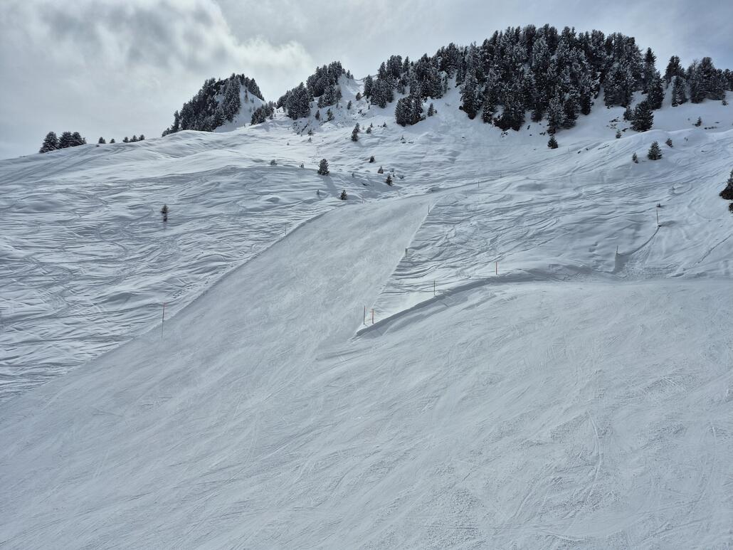 Aha. Hier ist also die schwarze Piste (welche im Plan nicht existiert). Gute Ergänzung und irgendwie habe ich ein Deja vue.