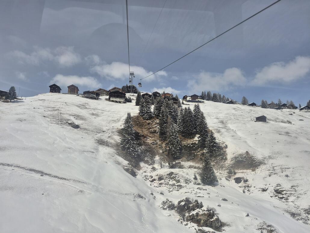 Nicht so viel Neuschnee wie im Berner Oberland. Aber für Ende März sehr gut.