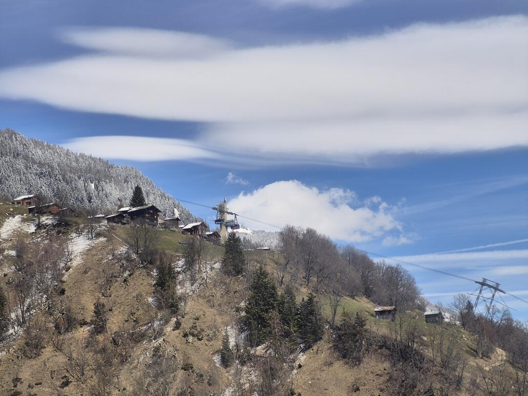 Auf der 2. Sektion mit Blick zur Mittelstation der Pendelbahn in Greich