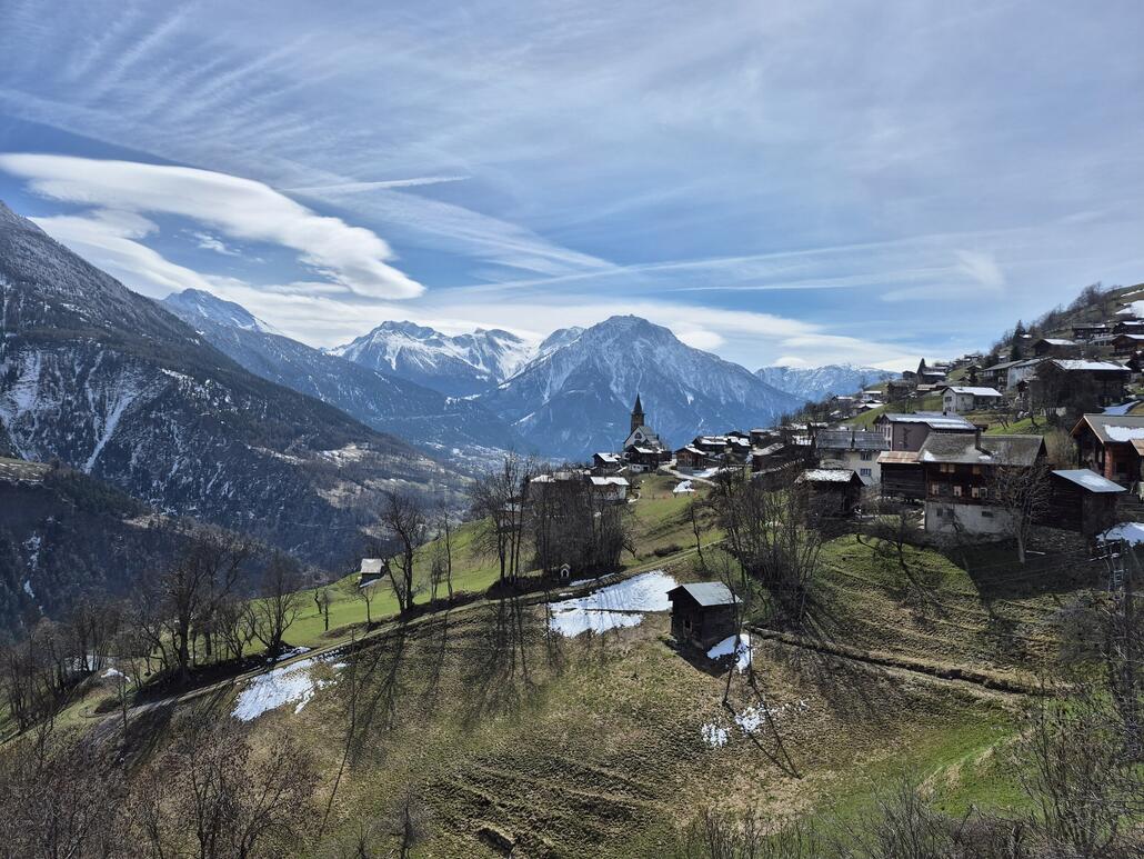 Das Dorf Ried Mörel. Die Wiesen werden grün.