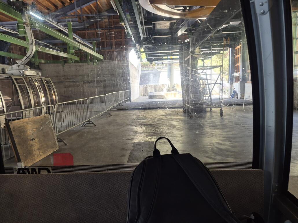 Ausfahrt der Garaventa 6er in Mörel. Die Feriengäste mit Gepäck nahmen mehrheitlich die Grosskabinenbahn