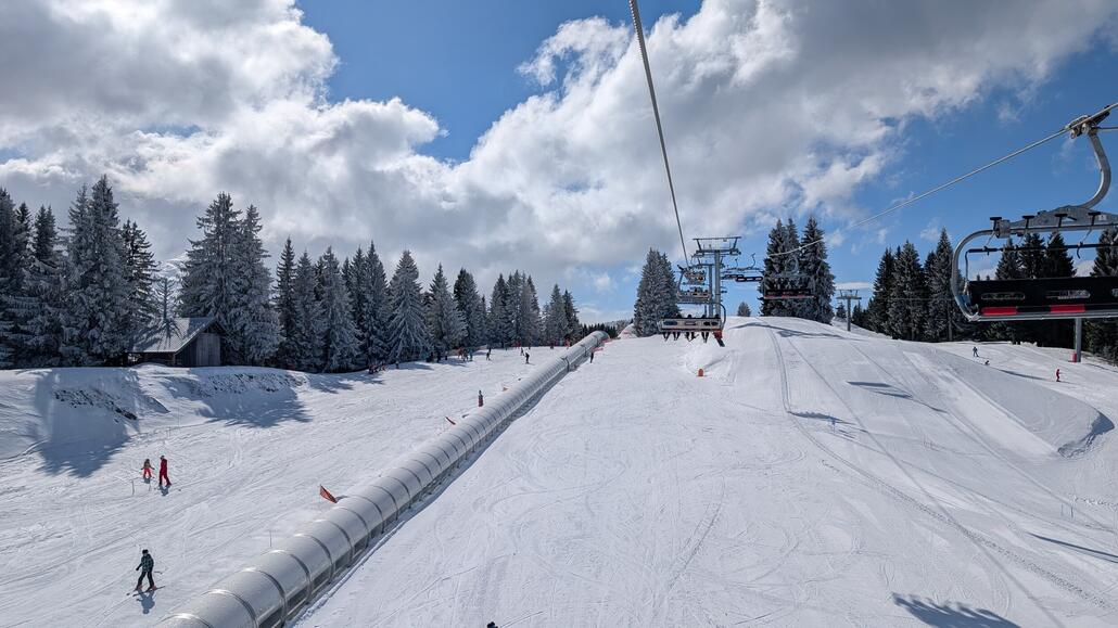 Schon die Pleney Gondelbahn schleicht langsam vor sich hin, beim neuen Belevedere Sessellift ist es aber einfach nur dreist, das GPS zeigt mir eindeutig 3m/s, das ist einfach nur unverschämt!<br />Im Gegensatz dazu ist der neue Linga Sessellift heute morgen, bei fast nichts los<br /> Vollgas mit 6m/s gefahren!
