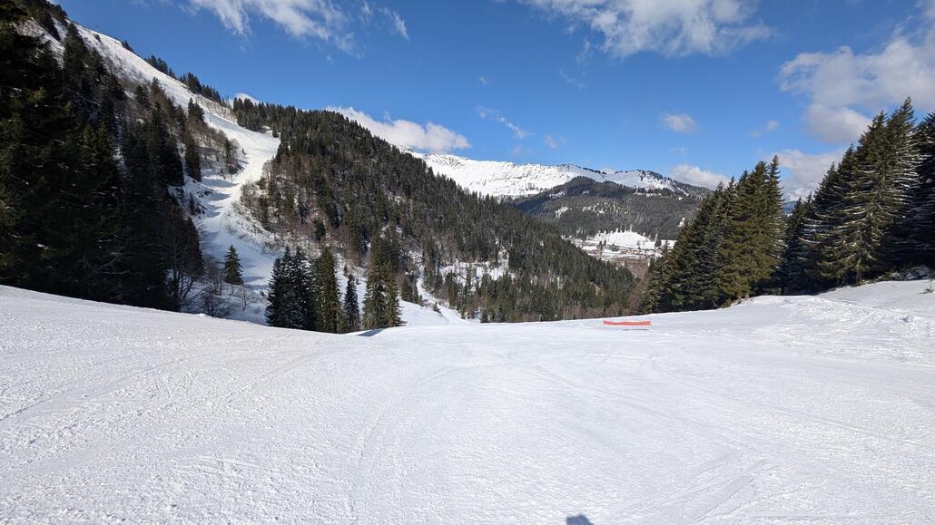 Nostalgische 2er Sessel mit toller Piste! Dafür reichlich unbequem der Lift leider.