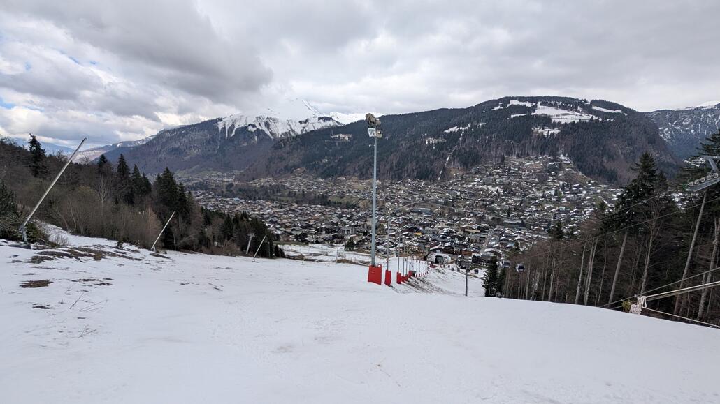 Die gesperrte rote Piste am Pleney kommt man schon noch gut runter, Genuss ist sie aber nicht mehr