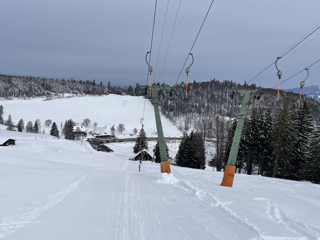 Momentan läuft einer des langen Doppellifts, sah aber so aus, dass der andere auch Betriebsbereit wäre. Der kurze Lift gegenüber war leider nicht offen.