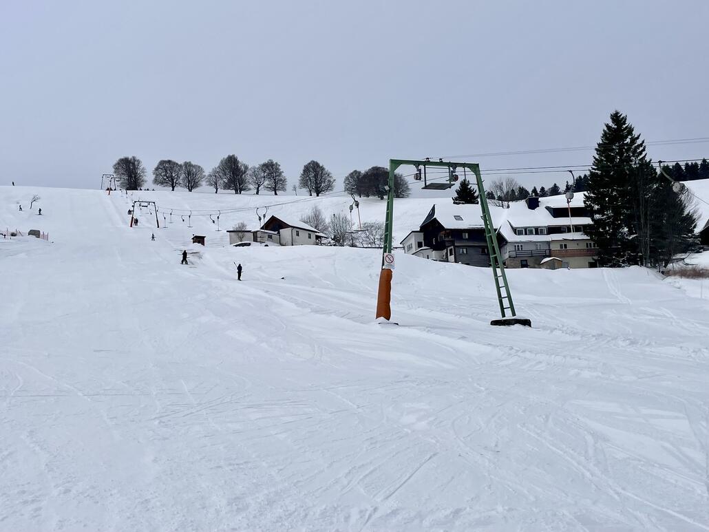 Poche und Rosshang Lift war auch hier ausreichend Schnee und gut gepistet, Geländekanten natürlich schwierig.