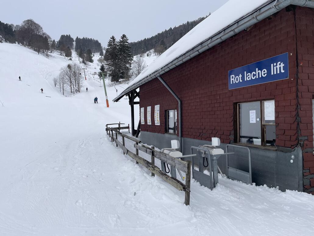 Ein toller Lift in eigener Geländekammer, erinnert mich ein wenig an Hohe Winde. Recht lange und zuoberst steil durch den Wald.
