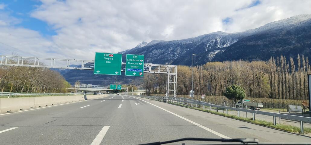 Nun geht ab in Richtung Bernhard und dann raufraufrauf die Serpentinen rauf nach Verbier