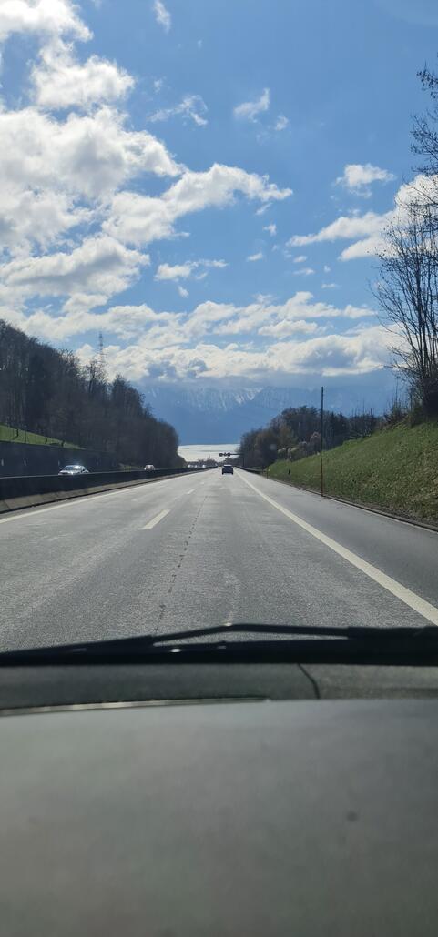 Da! Das erste Glitzern des Lac Leman..