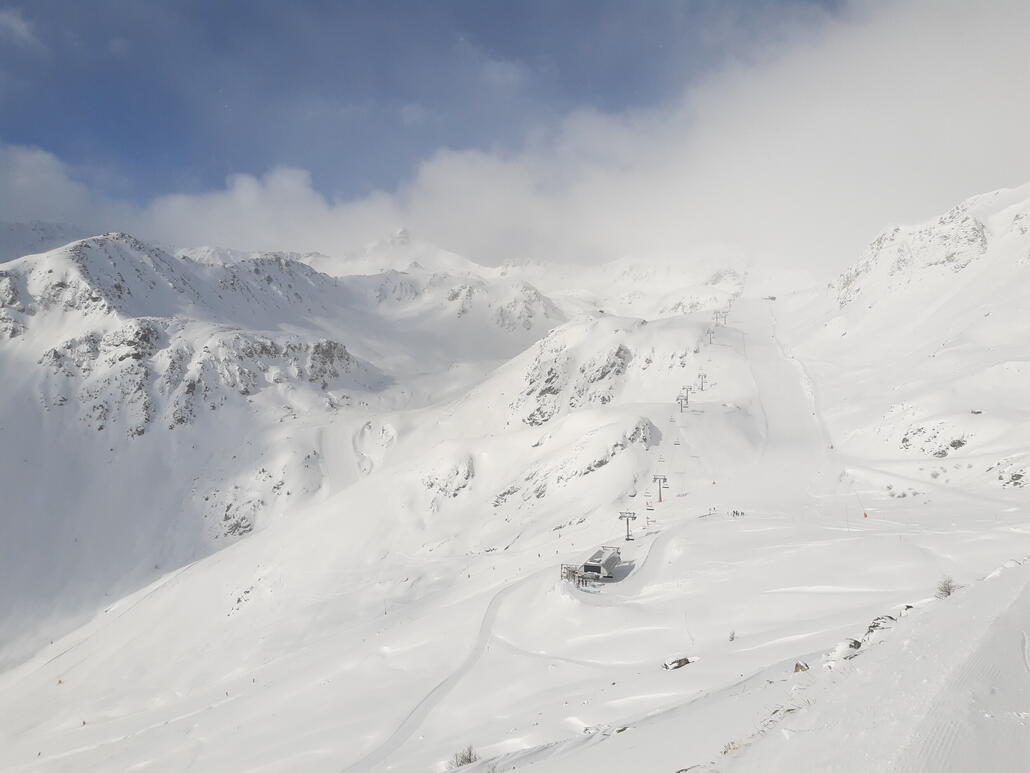 Noch werden Lawinen gesprengt, ein paar Minuten später werde ich im Lift sitzen. Vorfreude ist schon da.