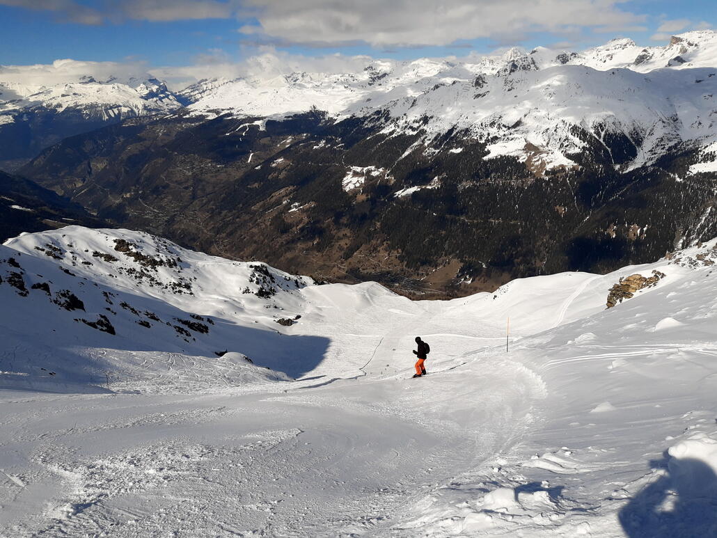 Auf dem Bild kommt es nicht im Ansatz so ausdauernd steil rüber, wie es ist. Der Haupthang wird von einem zweiten kurzen kupierten Hang vervollständigt. Danach ist die Abfahrt ein langweiliger Ziehweg ins Tal. Dort wartet dann ein längerer Fußmarsch zu den Liften.