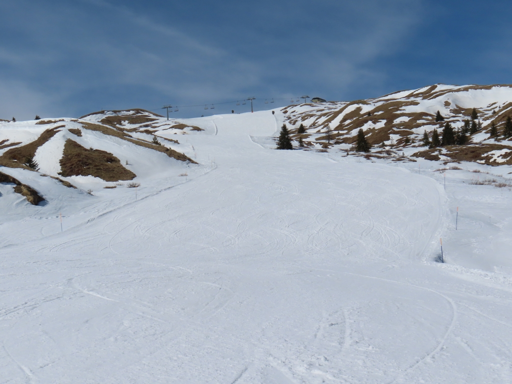 Die im oberen und mittleren Bereich trotz fortgeschrittener Uhrzeit kaum zerfahrene Piste 34 an der 6KSB Masarei