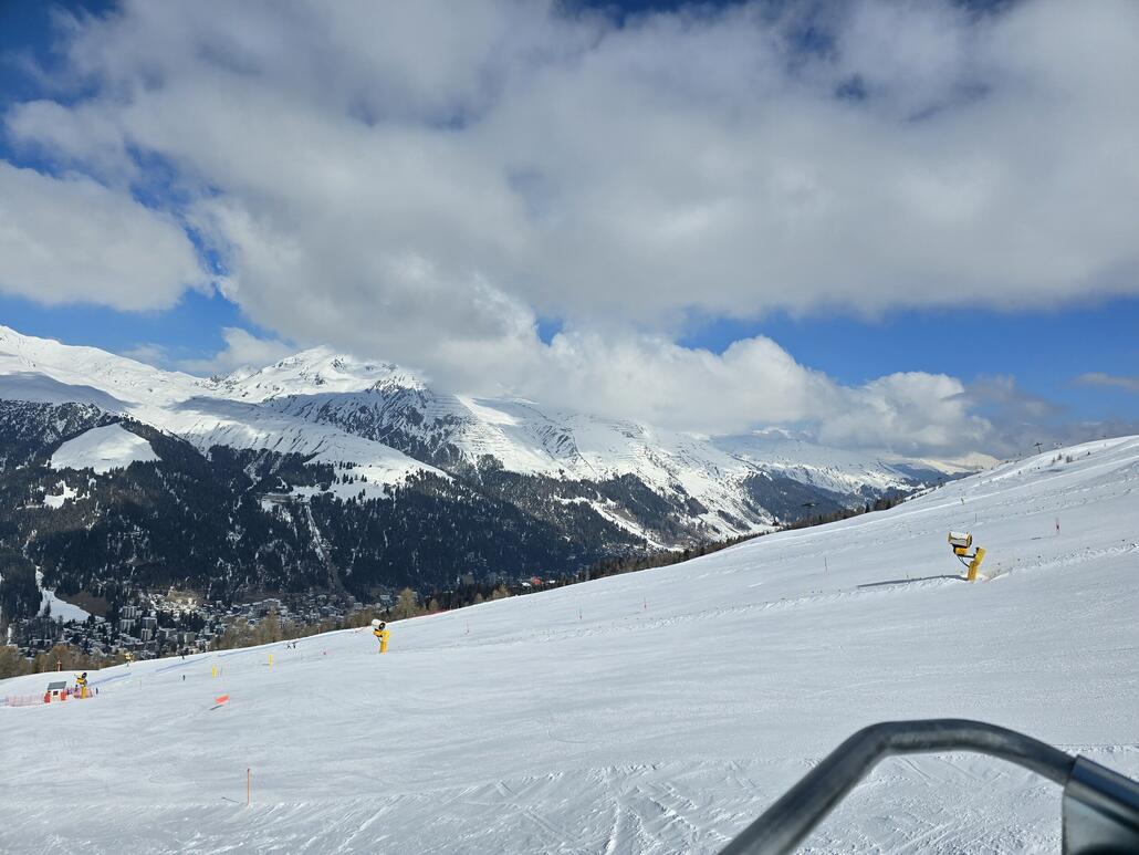 Heute ist dan Wetterglück mit mir. Während nach dem Wechsel ans Jakobshorn auf Parsenn die Wolken wieder mehr reindrücken, wird es hier immer sonniger.