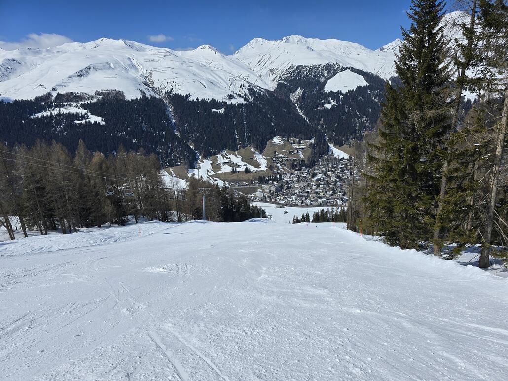 Die Vertical ist stellenweise leicht abgerutsch und auf einem kurzen Stück sulzig. Geht aber immernoch sehr gut zu fahren. Im Tal aufgrund der vielen Anfänger aber nun mit wenigen Minuten Wartezeit.