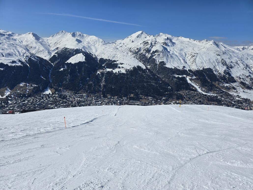 Weiter unten. Dank fortgeschrittener Uhrzeit bin ich ganz alleine unterwegs. Die Piste ist zwar pappig/weich, aber kaum ausgefahren.