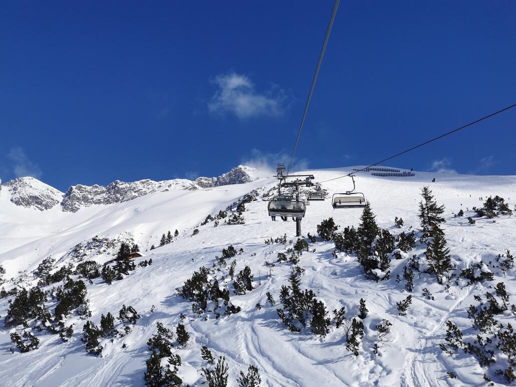 1. Heute mal Auffahrt in St. Anton über die Sesselbahnen. Die Warteschlange an der Galzig ist viel zu lang.