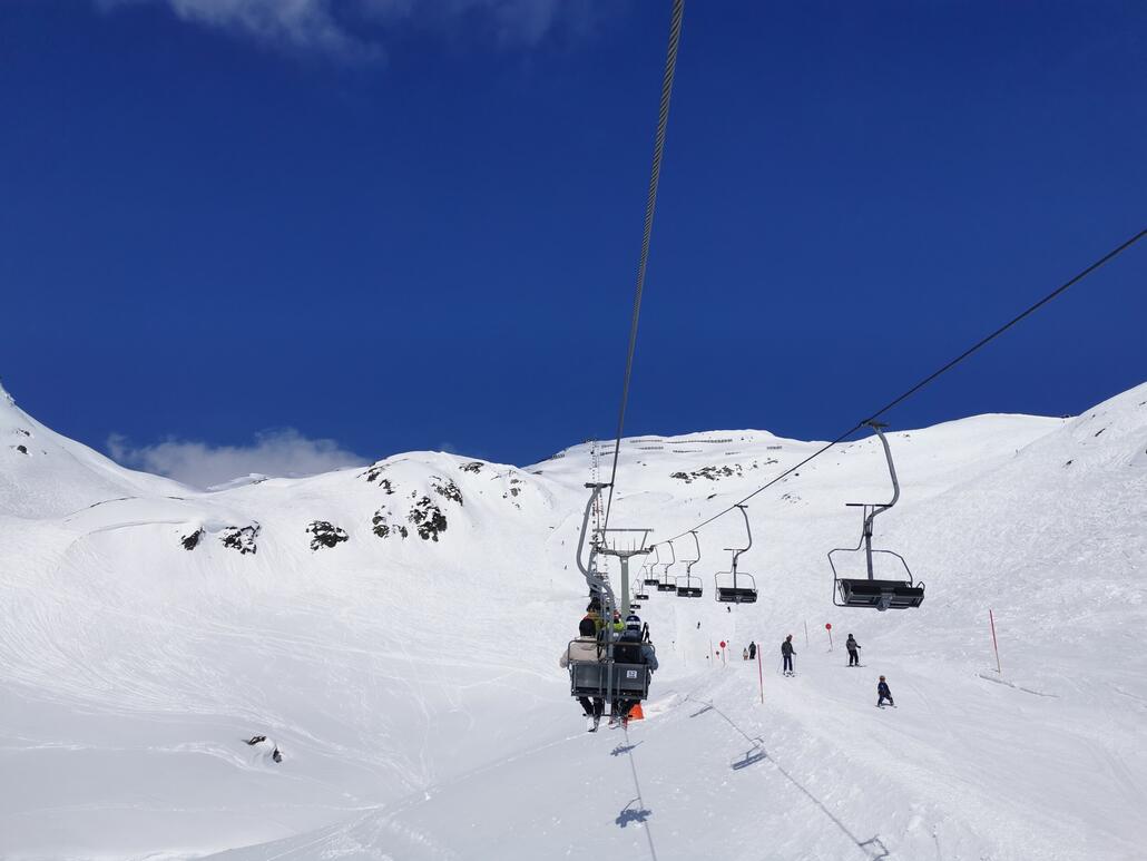 3. Warteschlange am 2er hab ich auch noch nie erlebt. Aber hier sind wohl die Freerider in ihrem Element. Die Liftler gefallen mir hier immer. ;) Im Tal hatte einer einen "Sons of Anarchy" Pullover und Rock Musik laufen. Und an der Bergstation genoss der Liftler im Liegestuhl (vorbildlich neben den Abschalttasten) Italo-Schlager.