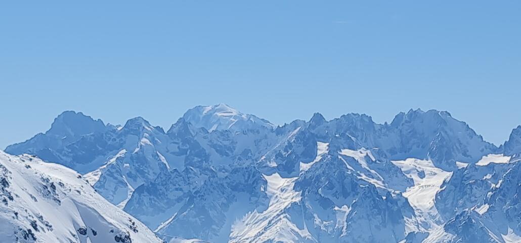 In der 2. Reihe, irgendwie unwirklich, der weisse Berg