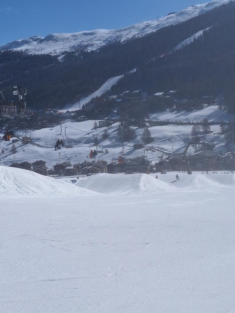 Spezielle Masten im Tal