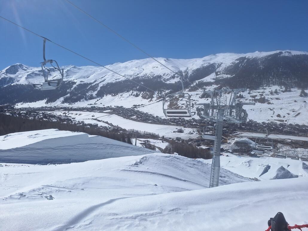 Olympiagelände Livigno. Diese Sesselbahn wurde glaube ich extra für Olympia gebaut. Sie war nicht mehr in Betrieb.