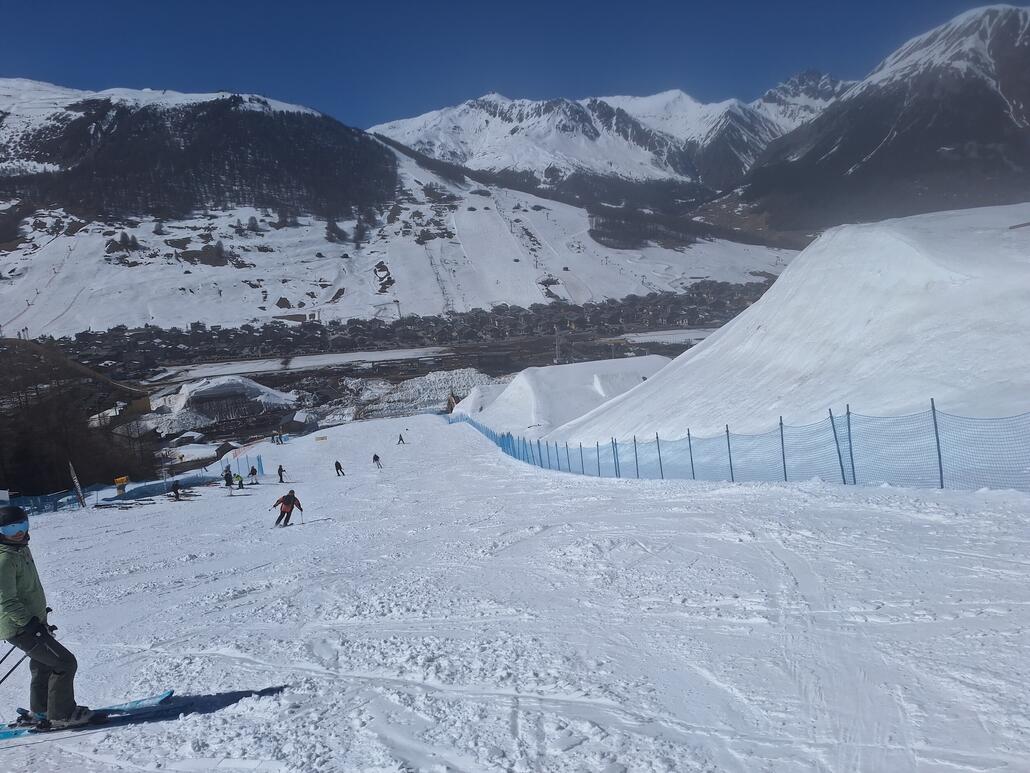 Imposante Schneehaufen unten im Tal.