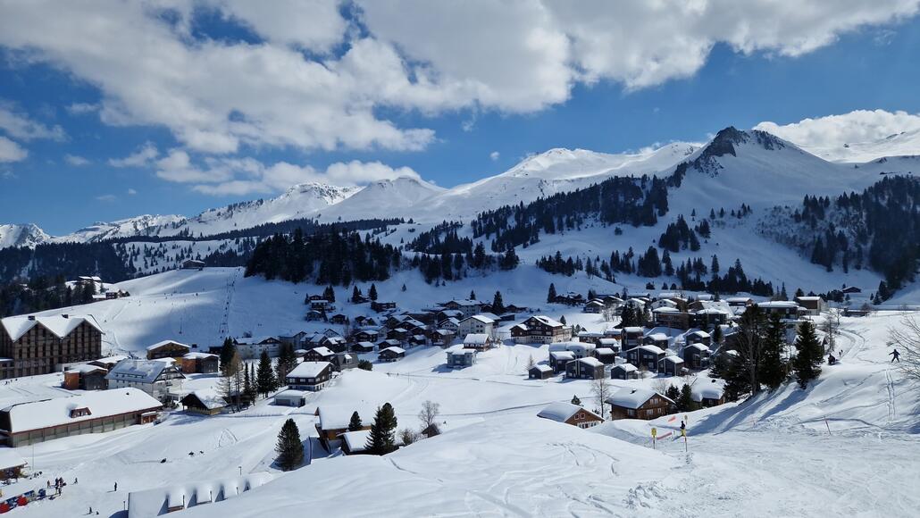 Dorf Stoos bei der Abfahrt vom Fronalpstock