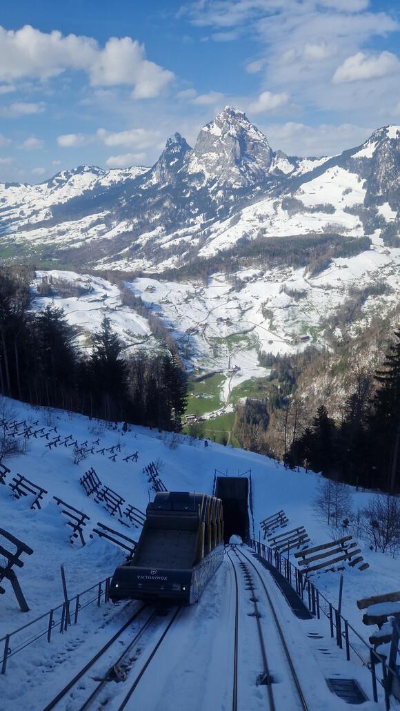 Standseilbahn mit Achterbahnfeeling, immer wieder beeindruckend, sofern man zu unterst an der Scheibe steht.