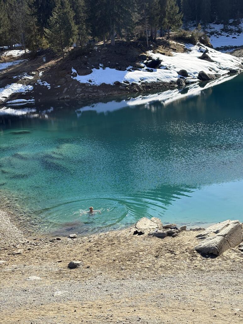 Die ersten Wahnsinnigen gehen auch schon schwimmen