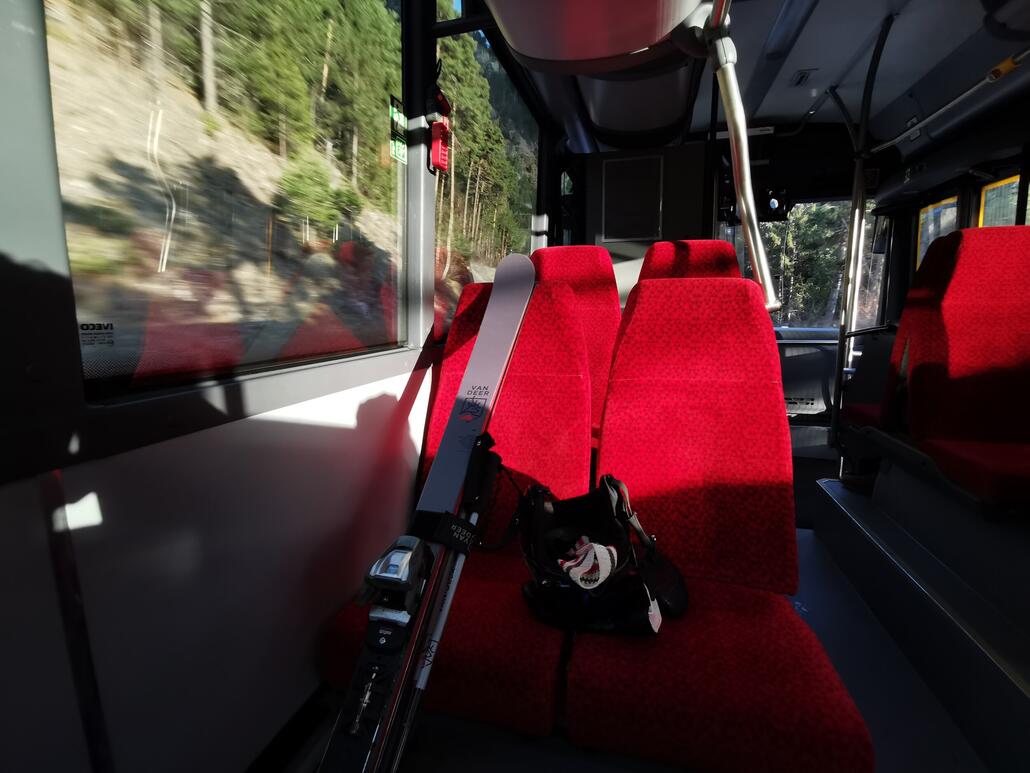 1. Bereits im Bus in Richtung Obergurgl. Aber da es ein günstiges Hotel in Oetz gibt, entschied ich mich morgen für die Hochoetz Kühtai Kombi.