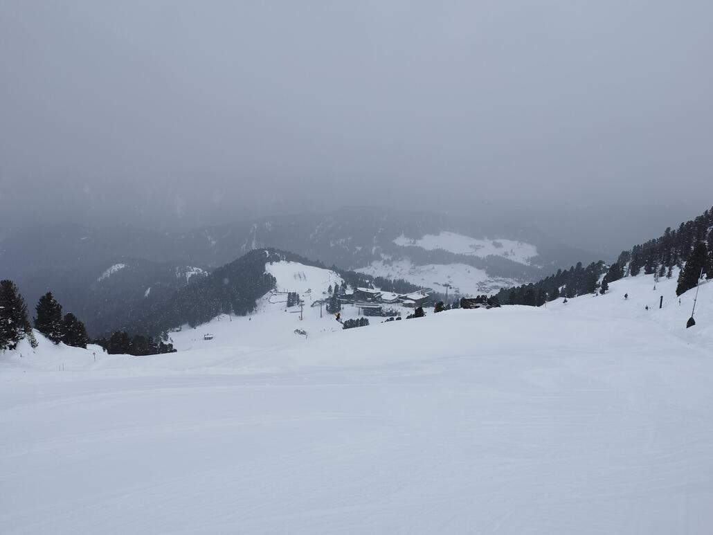 4. Hier heroben schneit es zum Glück und regnet nicht. Die Sicht ist auch einigermaßen ok.