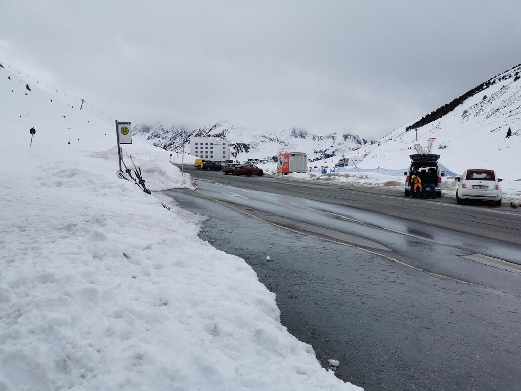 15. Und um 15:20 beschließe ich den Skitag und fahr mit dem Bus über Sellrain zurück zum Innsbrucker Hbh. Super Runde.<br />Hier an der Gaiskogelbahn gibt es sogar einen Rückgabeautomaten für die Tageskarte.