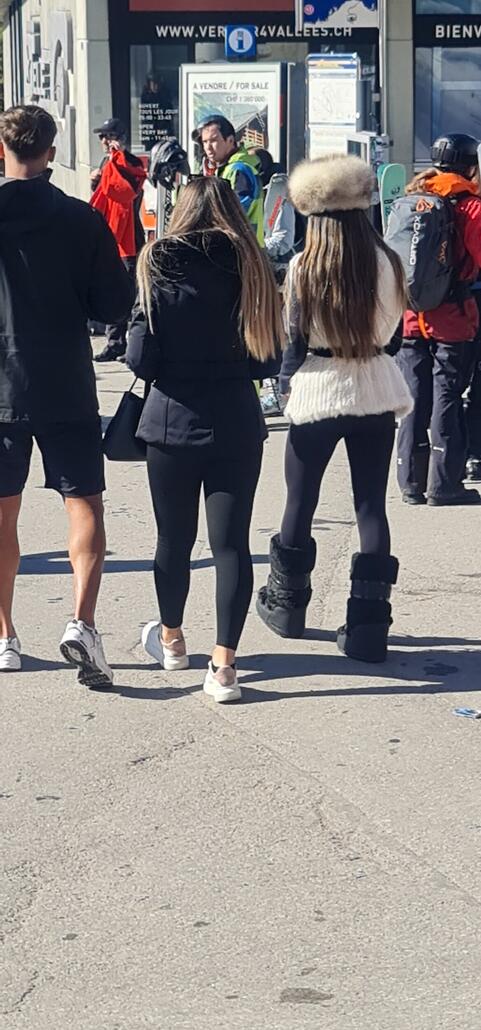 Ob die mit den rosa AK Ski heute die von einigen Usern verschmähten Buckelwände hier bezwungen haben?