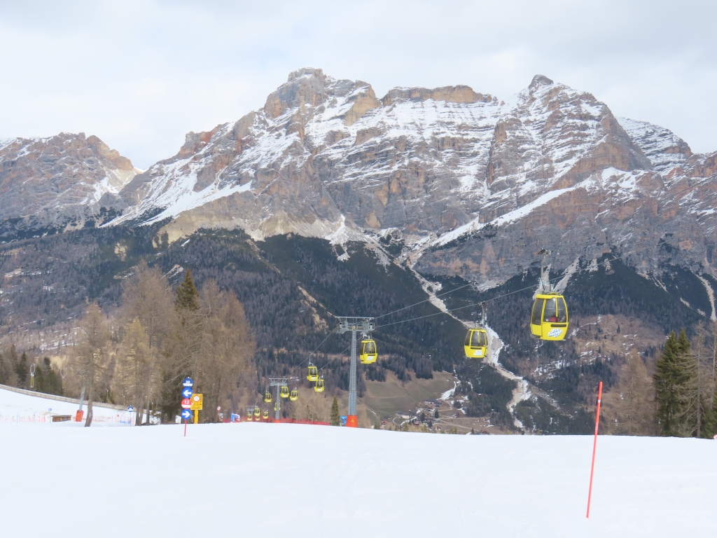 EUB Piz Sorega, dahinter Berge der Fanesgruppe.