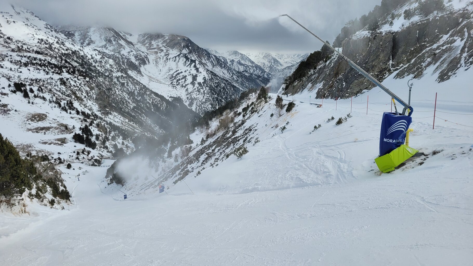 die rote Piste führt links von der Strasse weg