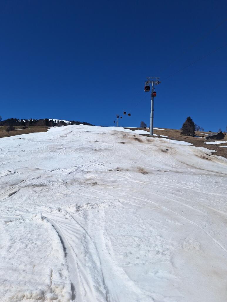 Rote Piste 1 - Leo Jeker Piste<br /><br />Der Schnee wird knapp. Es wird aber bis zum morgigen Saisonschluss noch reichen.