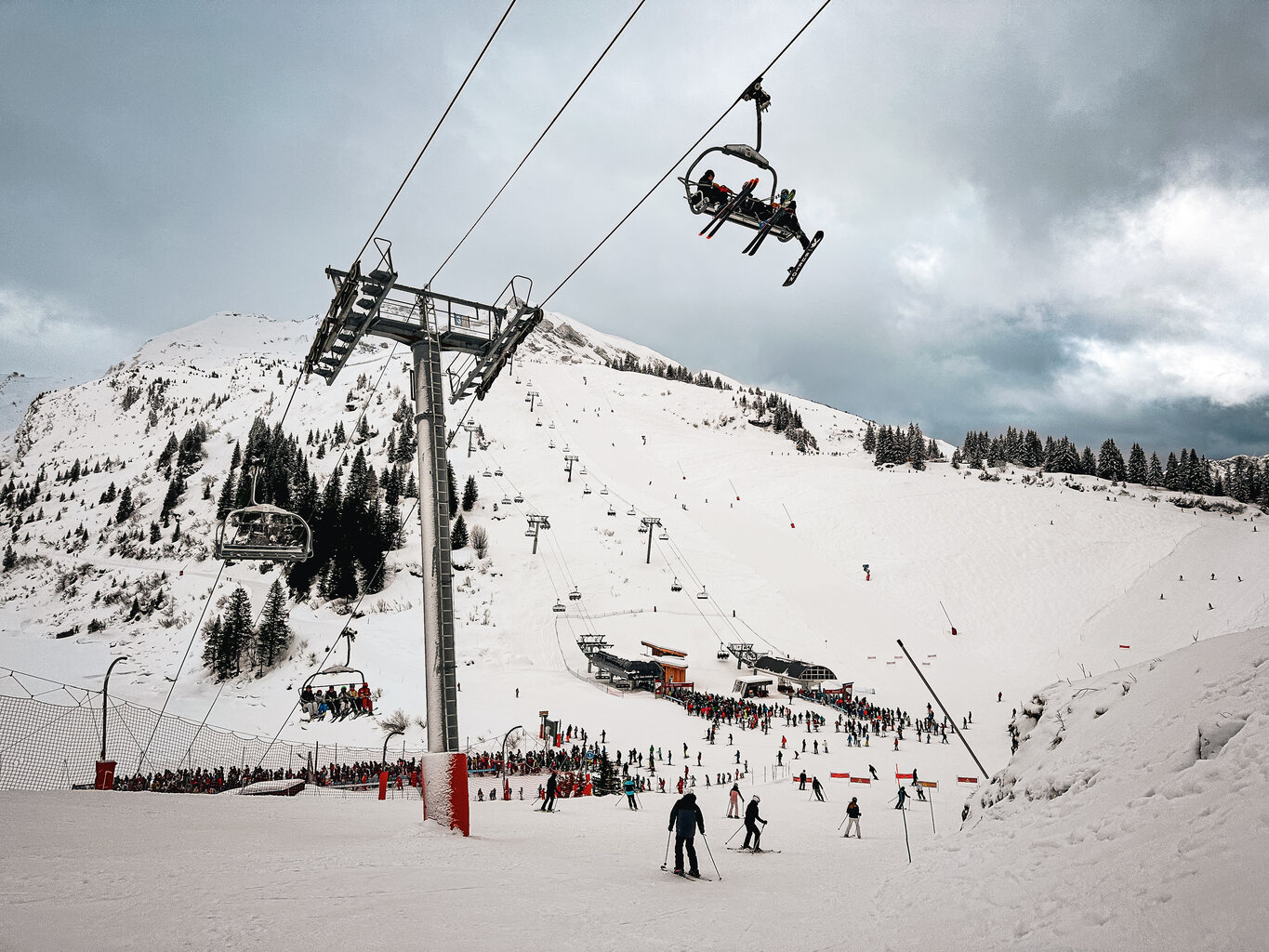 Wir fahren durch Avoriaz runter zum Lac vorbei an der 6er Sesselbahn Tour, die erste 6er Sesselbahn Europas. Im Hintergrund sind die Sesselbahnen Lac Intrets und Stade