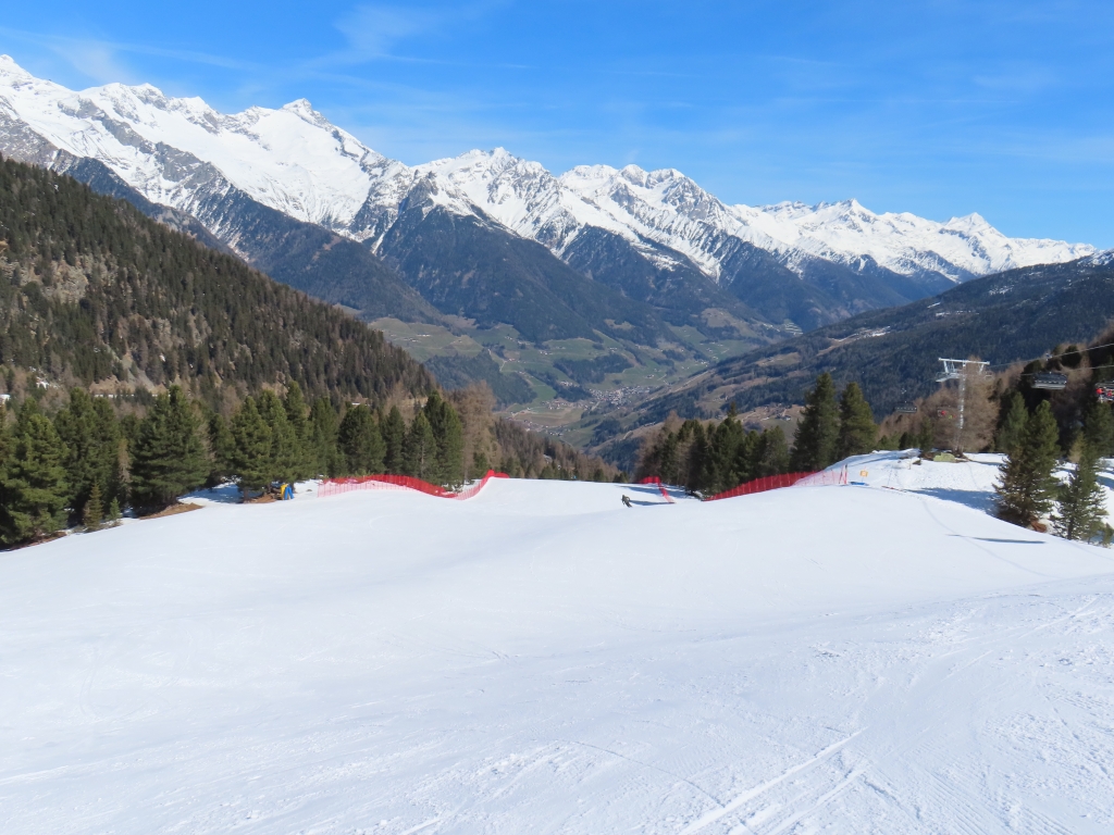 Piste an der 6KSB Bernhard Glück mit dem Alpenhauptkamm im Hintergrund (östliche Zillertaler Alpen)